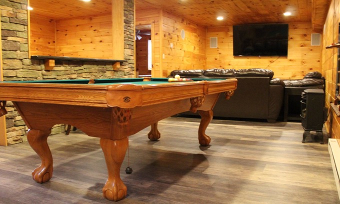 Hickory Hills Cabin | Luxury Cabin Sleeps 22 w/Game Room,HOT TUB,FIRE PIT,BB Court! 5min to SKI SLOPES