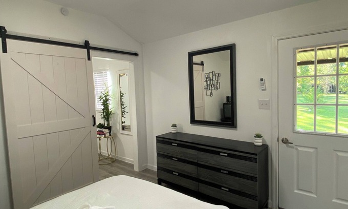 Pointblank Cabin | Luxury cabin with fitness room, pool & AC in serene Point Blank