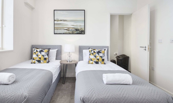Stevenage Apartment | Luxury Central 2 Bed Apartment - Gym Included