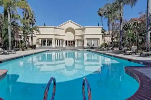 University City Apartment | -Luxury central, spa and pool LJ condo