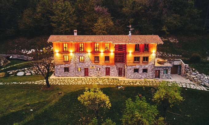 Civenna Apartment | Luxury Chalet Apartment 'Baita Treeb Tivano' with Lake View, Shared Garden and Wi-Fi