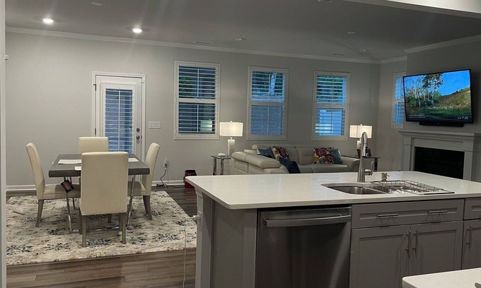 Pittsboro Condo | Luxury Charming 2-bedroom townhome with WiFi and AC in Pleasant Pittsboro