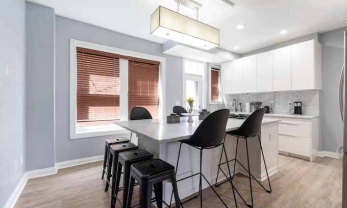 Italian Village House | Luxury Chefs Kitchen - OSU/Short North - Sleeps 10