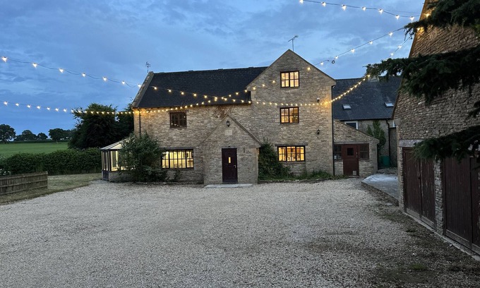 Burton Cottage | Luxury Cotswolds Retreat - Next to Bath & Castle Combe