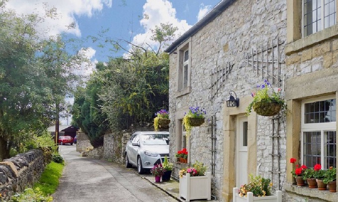 Tideswell Cottage | Luxury Cottage Sleeping 8, Pet Friendly in Historic Village of Tideswell.