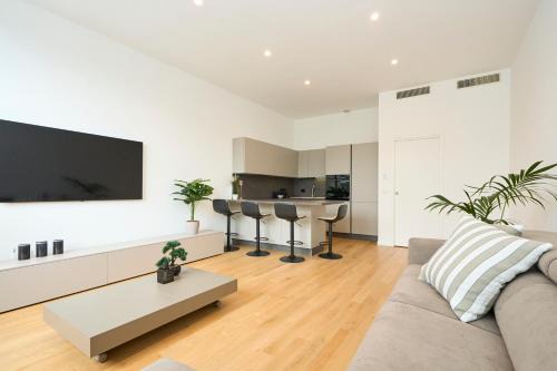 Milan Apartment | Luxury Design Suite - 20 minutes from DUOMO-NAVIGLI