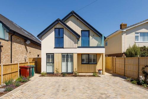 East Wittering House | Luxury designer coastal home for 10 with hot tub