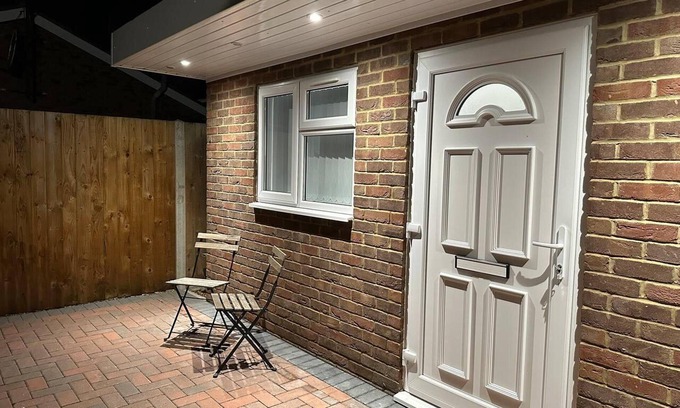 Luton Apartment | Luxury Detached Studio Apartment in Luton
