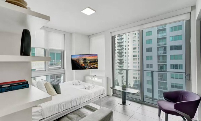 Downtown Miami Condo | Luxury Downtown Condo w/Pool, Gym, City Views
