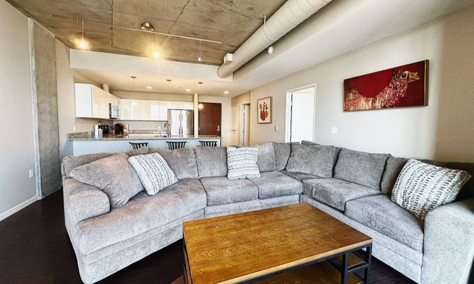 Downtown Cleveland Apartment | Luxury Downtown Flats Waterfront Apartment with Inside Parking