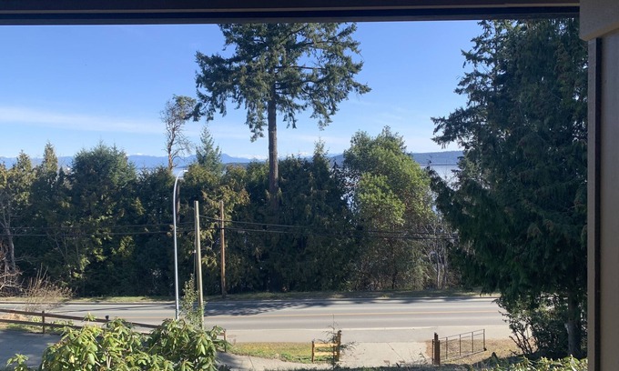 Regional District of Nanaimo House | Luxury “Eagle Nest” retreat with Ocean View/10 min drive to both Ferry Terminals