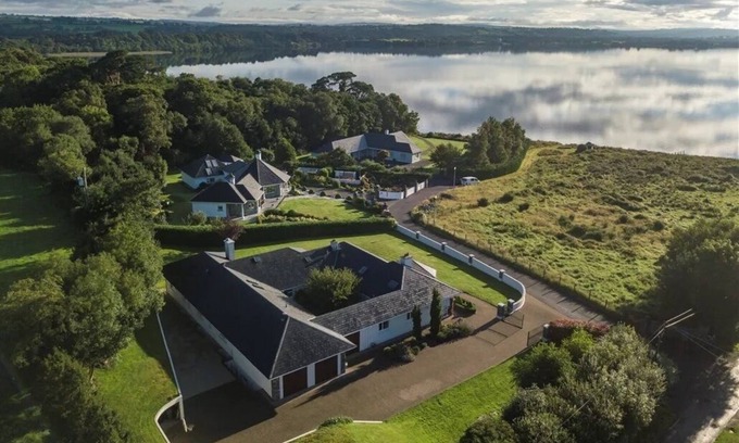 Aghadoe House | Luxury eight Bedroom Home (Sleeps17) with views of Killarney Lakes and Mountains