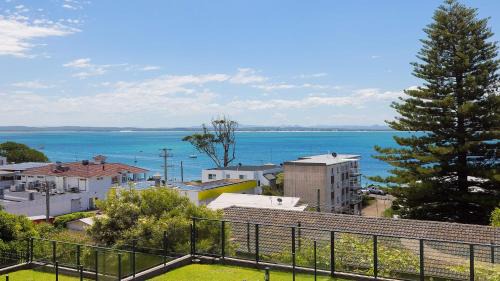 Shoal Bay Apartment | Luxury Escape Sundeck Shoal Bay