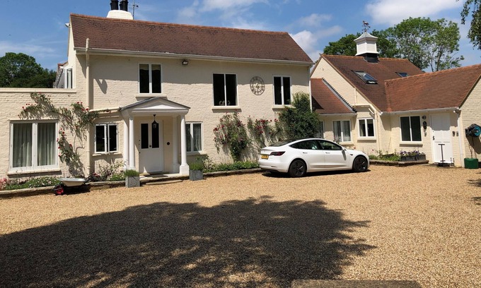 Wraysbury Apartment | Luxury flat with secure parking, rose garden and croquet lawn.