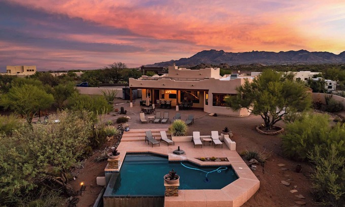 Pinnacle Peak House | Luxury Getaway - Infinity Pool, Mountain Views, Rooftop Deck