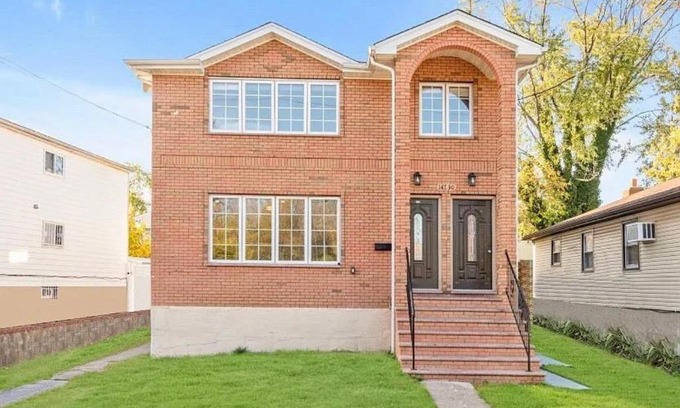 Queens House | Luxury Guest House - Cheap JFK Pick up & Drop Off Available