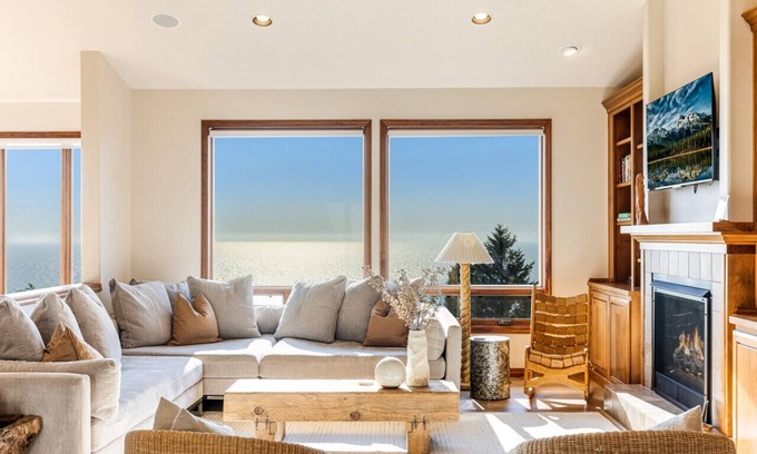 Rockaway Beach House | Luxury hillside home w/panoramic ocean & Twin Rock views, Spa & hot tub