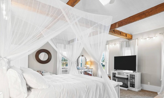 Greentown House | Luxury historic stay 15m from most Canton & Akron events