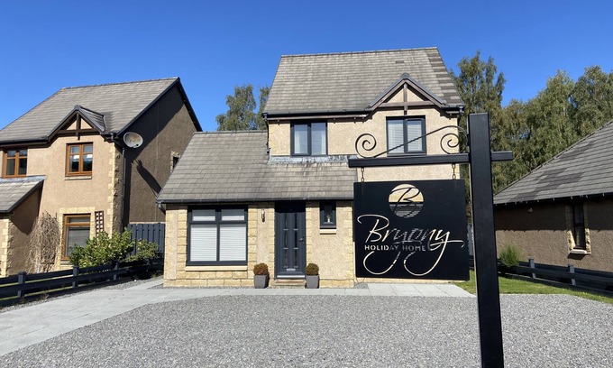 Aviemore House | Luxury holiday home in a quiet central area sleeping up to 5 adults & 2 kids.