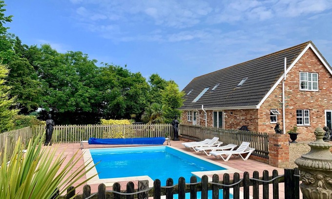 Louth Cottage | Luxury Holiday Home With Pool - Sleeps 13