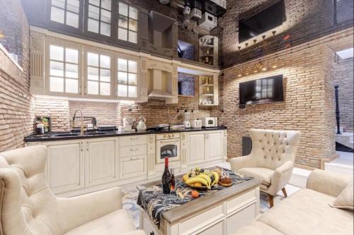 Chugureti Apartment | Luxury Home in Old Tbilisi with Terrace