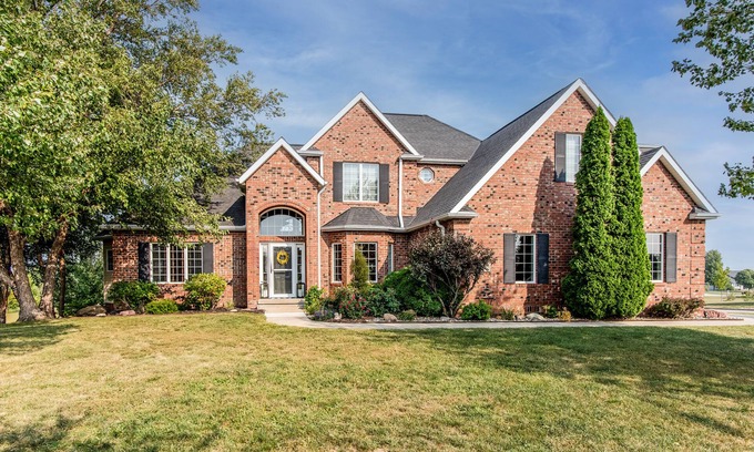 Harlan House | Luxury Home on 4th fairway of country club! Golf Getaway. Quality throughout.