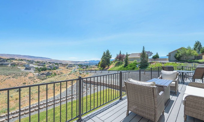 Sunnyslope House | Luxury Home with Epic Views - Game Rooms, Gym, Near Leavenworth &nLake Chelan