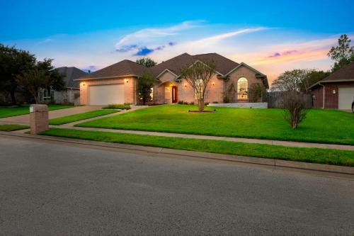 Edelweiss House | Luxury Home with Gourmet Kitchen - 3 Miles to A&M, Sleeps 14