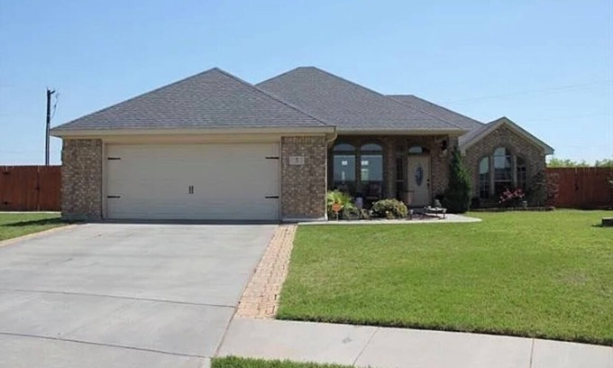 Wichita Falls House | Luxury huge 4br home, 2king, 1queen, triple bunk bed, 4TV with fence playground❣️