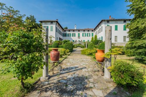 San Fermo della Battaglia Apartment | Luxury Apartments in Villa Cardinal Ciceri by Rent All Como