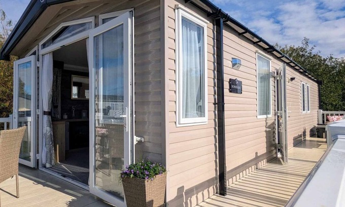 Tattershall House | luxury lake view 8 berth caravan at tattershall lakes pet friendly + hot tub