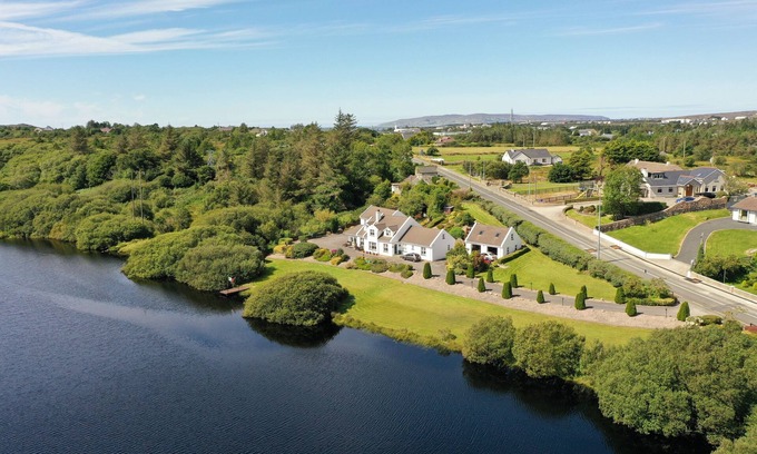 Dungloe Cottage | Luxury Lakeside Cottage Perfectly Placed To Explore Donegal With Free Wifi