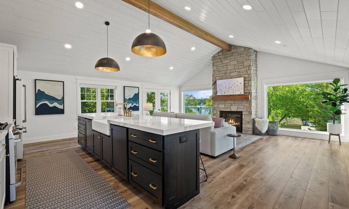 Village of Pewaukee House | π« Luxury Lakeview Getaway: Main & Guest House, Sleeps 10 π«