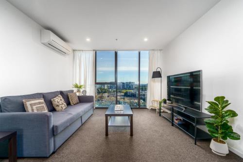 Phillip Apartment | Luxury Living and Pool Views in the Heart of Woden - Hosted by Canstay