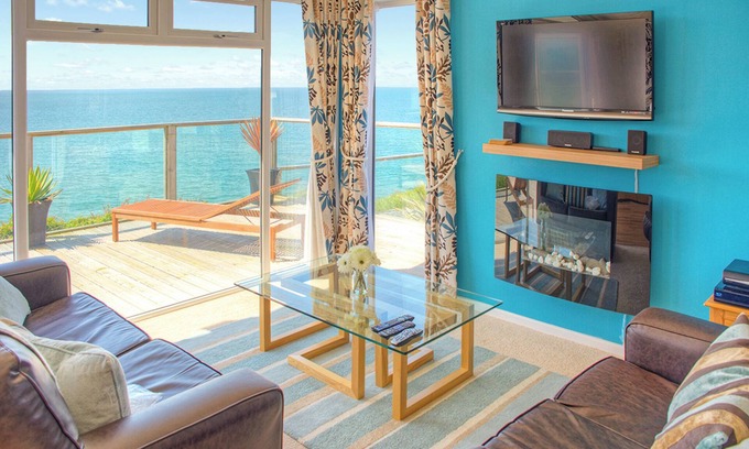 Tan-y-groes Ski Chalet | Luxury lodge with one spacious double with en suite shower and one twin.