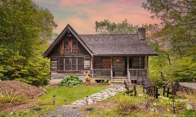 Linville Falls Cabin | Luxury Log Cabin: Scenic Views Near Linville Falls