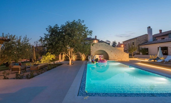 Fiorini Villa | Luxury Mediterranean 4-BR Villa for 8 with Sauna and Heated Pool