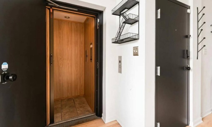 Roscoe Village Condo | Luxury Meets Chic at Urban 2BR/2BA Condo in Roscoe Village