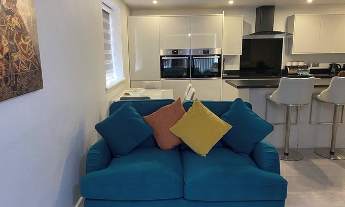 Thames Apartment | Luxury modern 2 bedroom flat near London City Airport with free Parking and WiFi