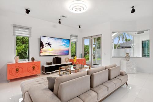 Palm Beach Gardens House | Luxury Modern Waterfront House in BEST Location! King Bed Suite & Close to Beach