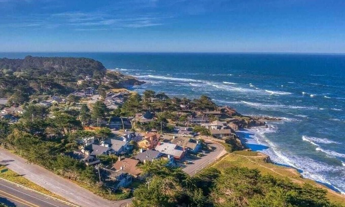 Moss Beach House | Luxury Moss Beach Retreat w/Hot Tub and stones throw to the Beach and Reserve