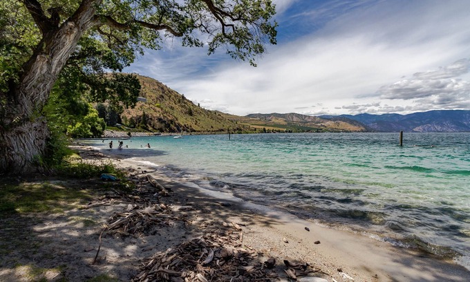 Chelan Condo | Luxury mountain-view condo with fireplace, balcony, indoor pool & hot tub