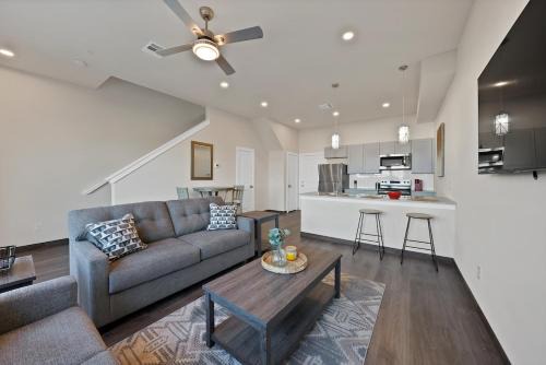 Central Arlington House | Luxury New Build Townhome 2BR 2BA with Garage