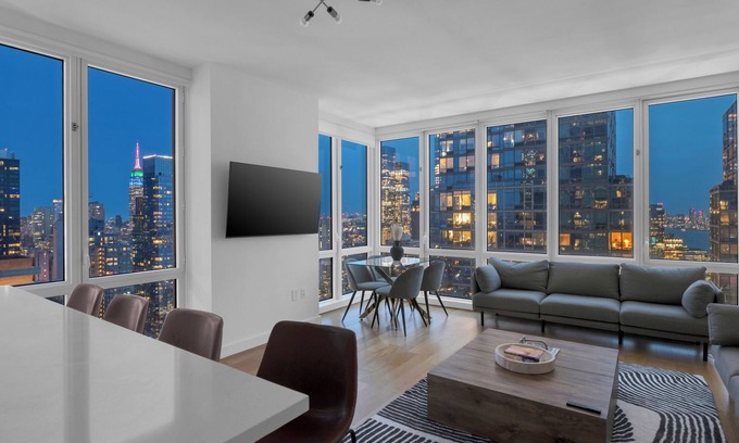 Garment District Apartment | Luxury NYC Skyline 2 BD/2 BA - Amazing VIEWS