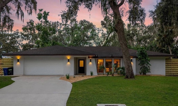 Nokomis House | Luxury Oasis Home 3BR 2Bath with Heated Pool