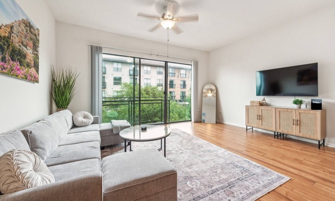 North Burnet Apartment | Luxury Oasis in Austin's Domain: Prime Shopping and Dining at Your Doorstep!