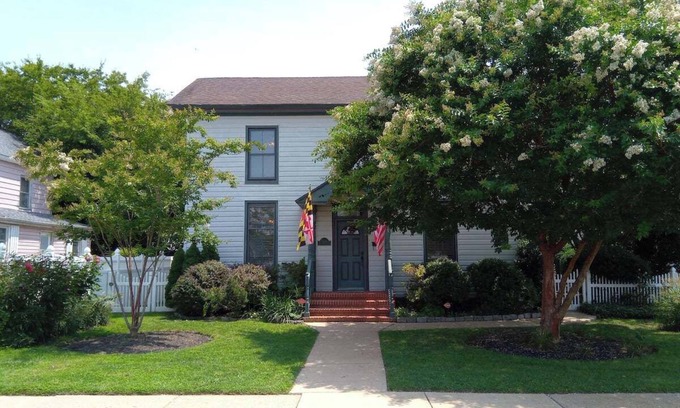 Cambridge House | Luxury on the river, steps to downtown &boat ramp!