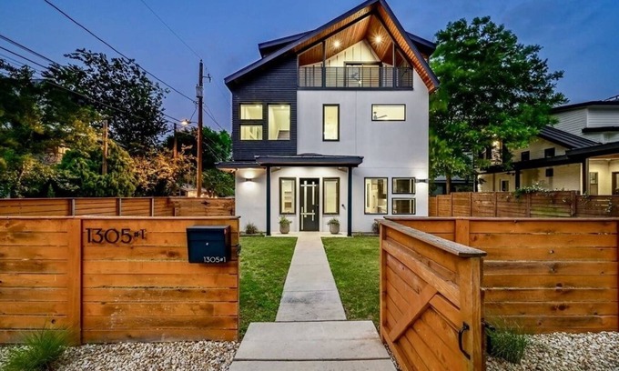 Chestnut House | Luxury pad close to everything! 5min to Moody, 6th, & Rainey