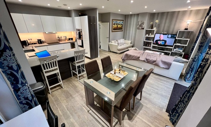 Peninsula Apartment | Luxury Penthouse 5* sleeps 9 with parking