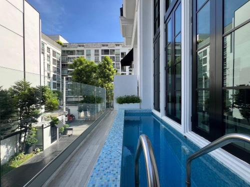 Phra Khanong Nuea Villa | Luxury Pool Villa 5BR 12pax with Private Lift in Ekkamai